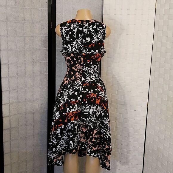 BRAND NEW METAPHOR HANDKERCHIEF FIT-AND-FLARE V-NECK SLEEVELESS FLORAL DRESS - Picture 5 of 15